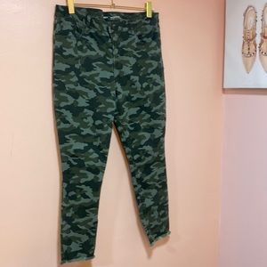 Old navy stretch camouflage jeans. Five pocket, front zip with frayed bottom